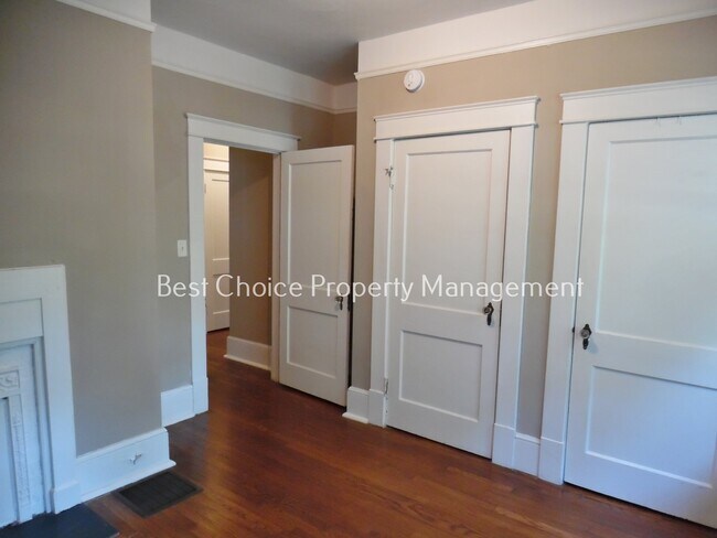 Building Photo - 517 Creswell Ave