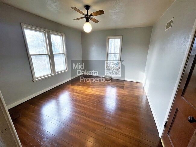 Building Photo - 1000 W 3rd- 5 bedroom, 2 bathroom, Attache...