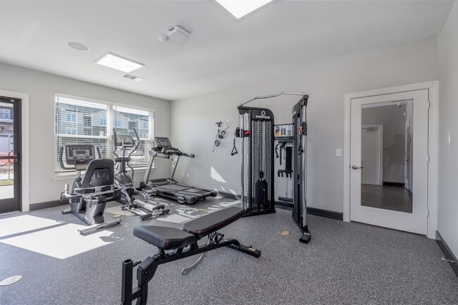 Building Photo - 823 N Ardenwood Dr