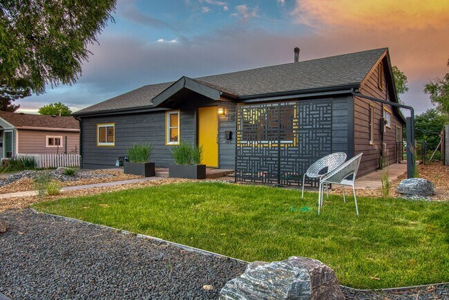 Building Photo - Old Town Gem Available 7/25!