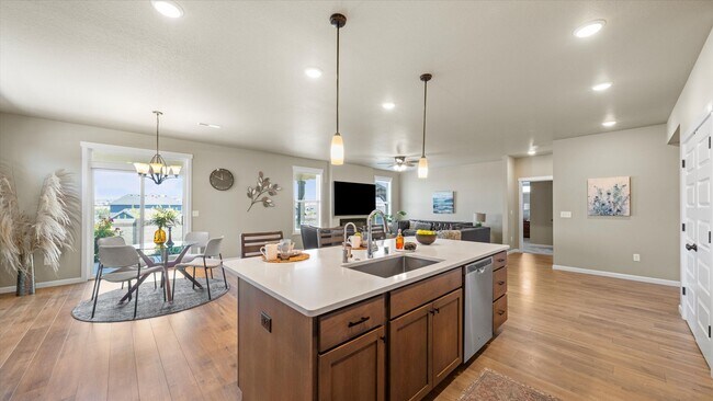 Building Photo - Move-In Ready West Richland Rental – 3-Car Garage, Fenced Yard, Hot Tub Included