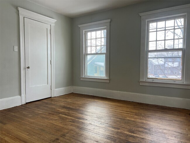 Building Photo - 151 Oak St