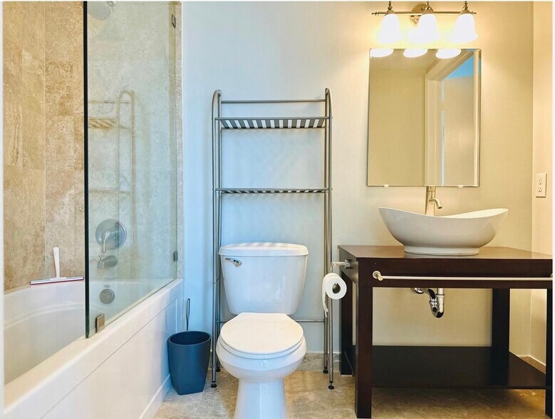 Building Photo - 350 S Miami Ave