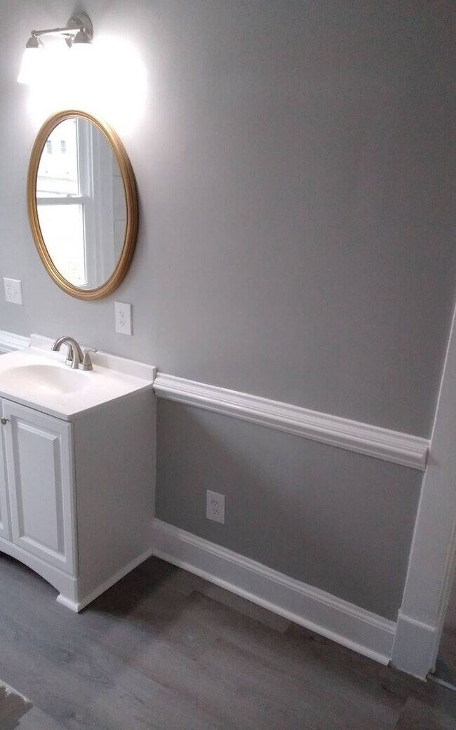 Building Photo - 2 bedroom house in Colonial Heights