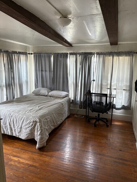 Sunroom/bedroom - 302 W Illinois St