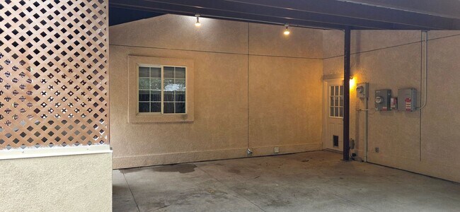 Building Photo - Stunning 4-bedroom, 2.5-bathroom home near...
