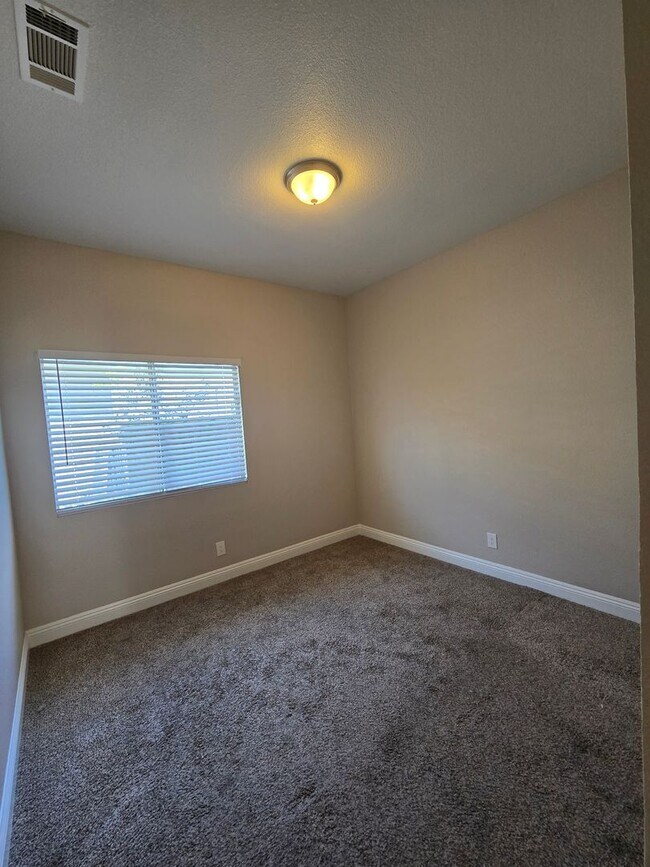 Building Photo - A Fabulous 4 Bedroom Single Story Home at the Lakes