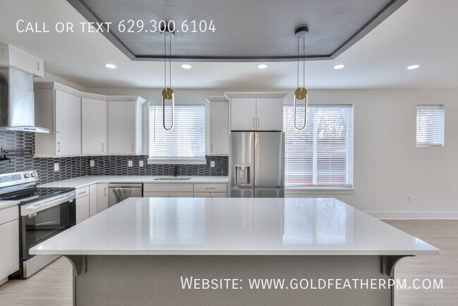 Building Photo - 402B E Trinity Ln-