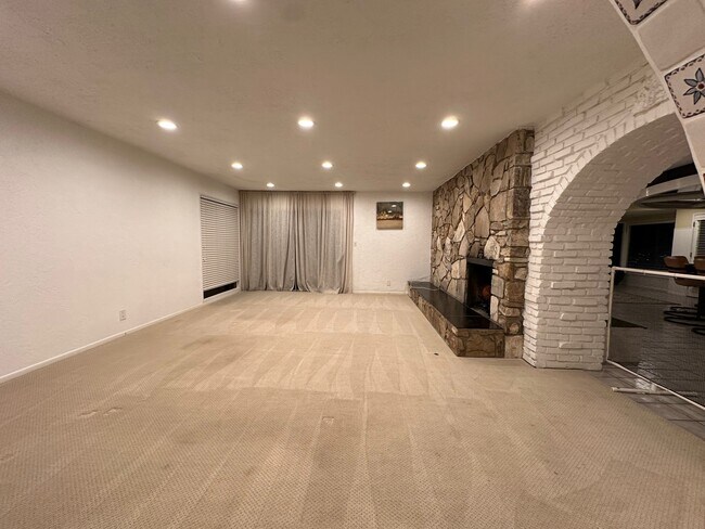 Building Photo - 19 Bronco Dr