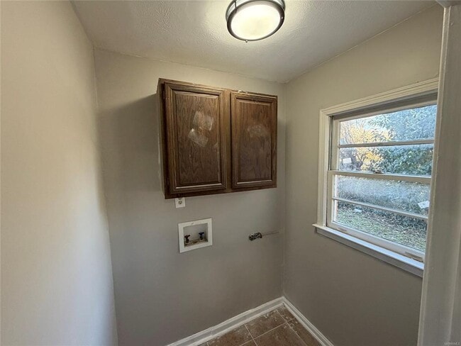 Building Photo - 350 Southlawn Dr