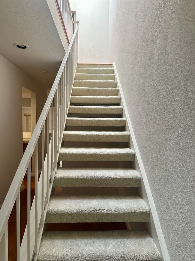 Building Photo - 2 bedroom, 2.5 bathroom townhouse with pri...