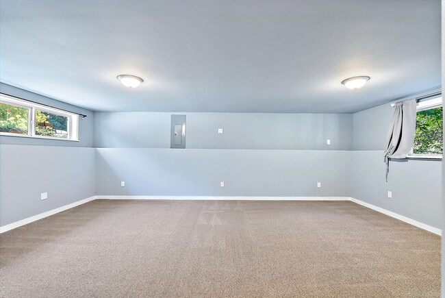 Building Photo - 3 Bed 2 Bath Fully Fenced Split Level Lake...