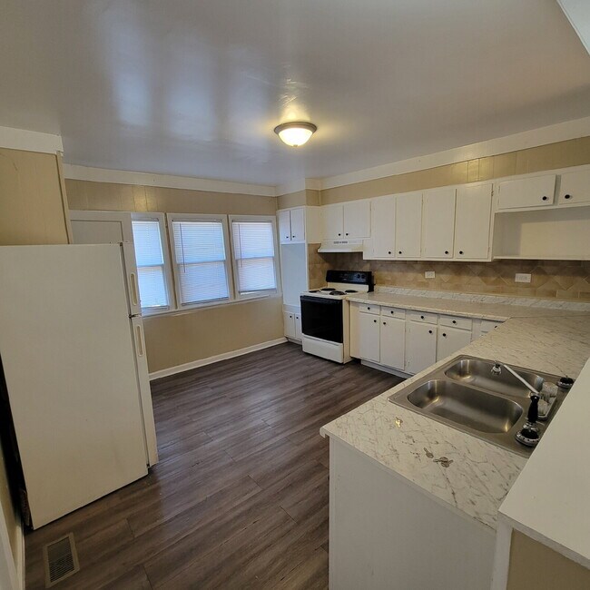 Building Photo - conveniently located around the corner from popular Garfield Park