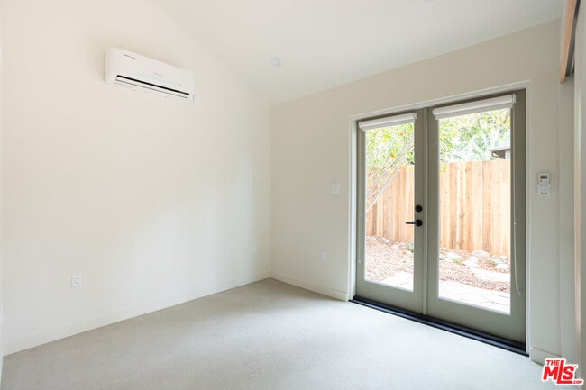 Building Photo - 4949 Sycamore Terrace