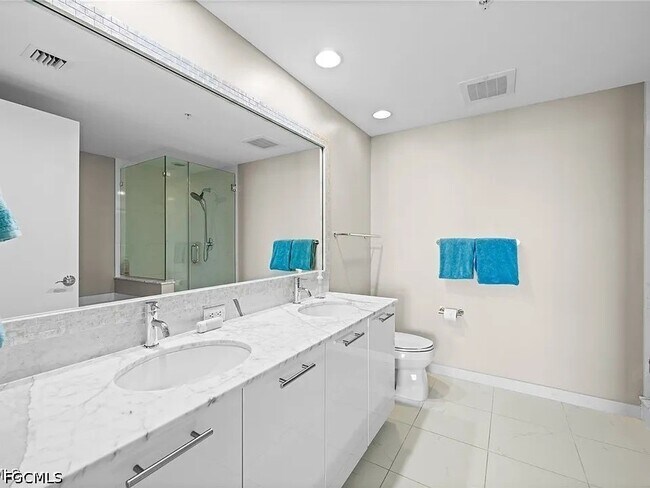 Building Photo - 3000 Oasis Grand Blvd