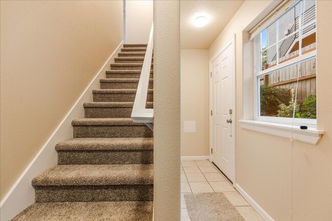 Building Photo - Modern Townhome Near the Willamette River
