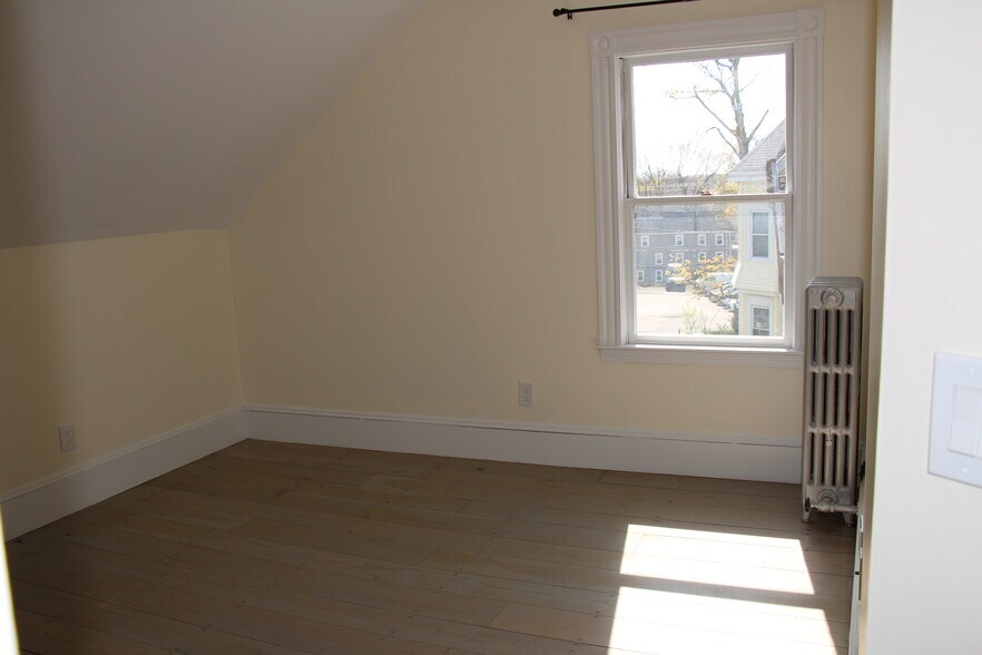 2nd Floor Master Bedroom - 5 Allen Ct