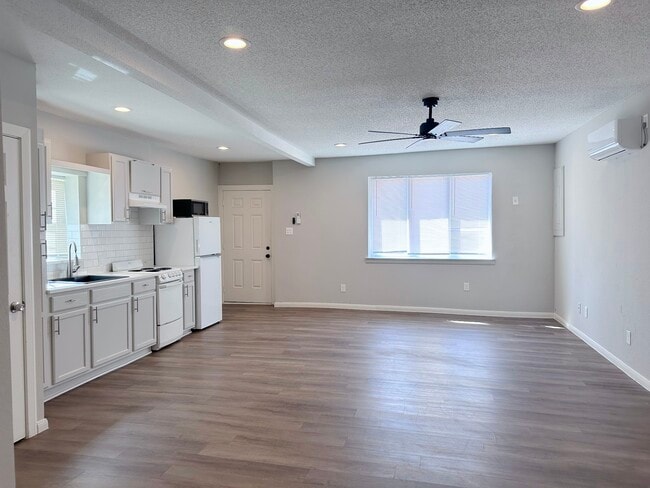 Building Photo - 2704 Brewster St