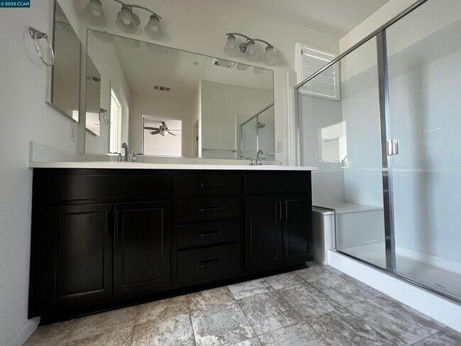 Building Photo - 742 Iris Dr