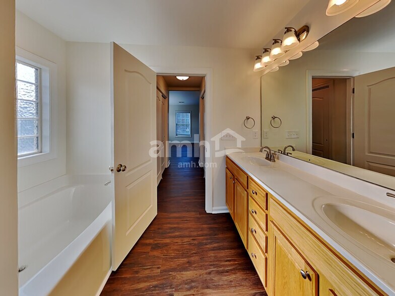 Building Photo - 6821 Missionary Ridge Dr