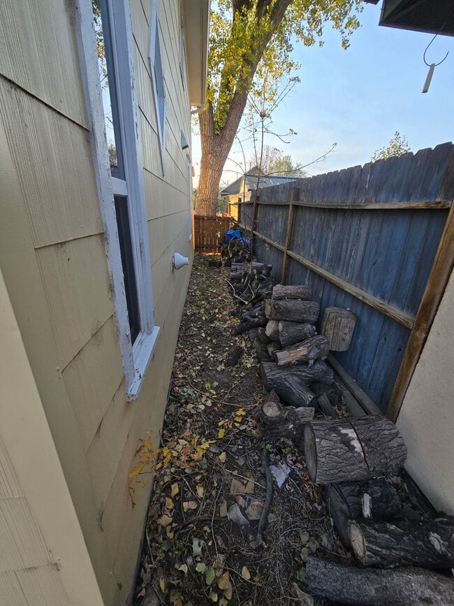 Building Photo - 2 Bed 1.5 Bath