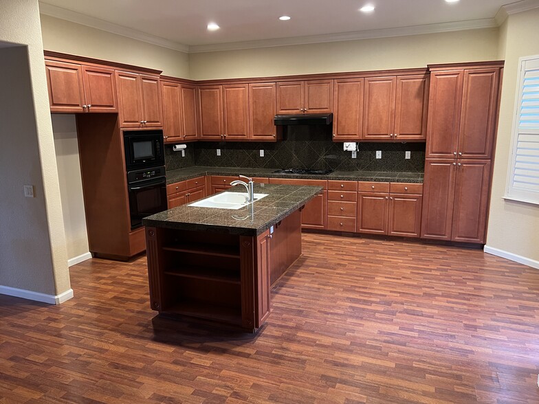 Island has space for seating at counter - 5909 Silveroak Cir