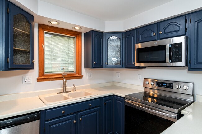 Building Photo - 6757 Summerdale Dr
