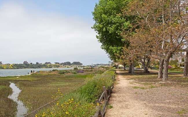 Building Photo - Gorgeous Townhome in Laguna Del Mar Community!
