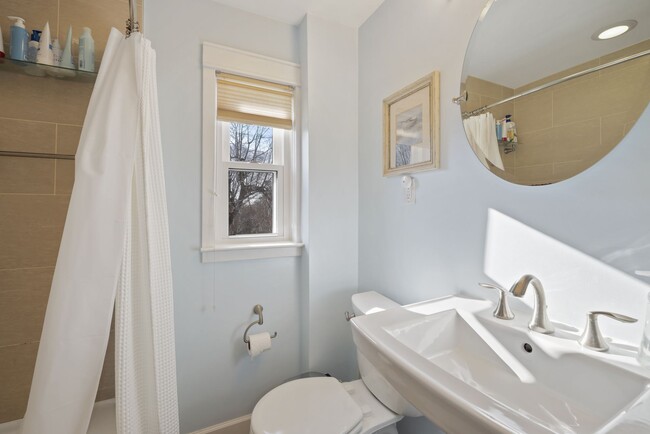 Upper-Level Full Bath - 509 E Custis Ave