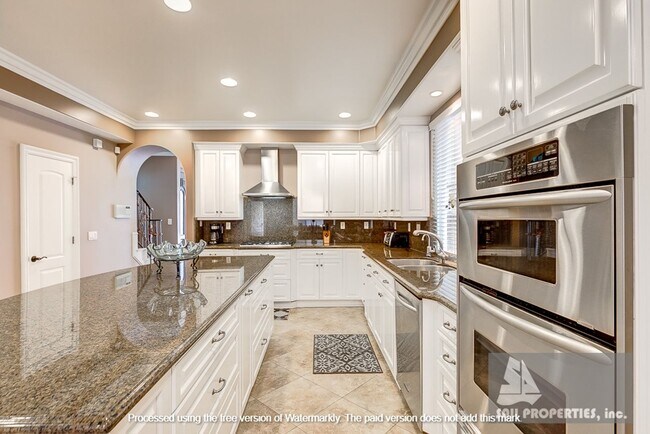 Building Photo - Gorgeous, Large downtown Huntington Beach Vacation Rental