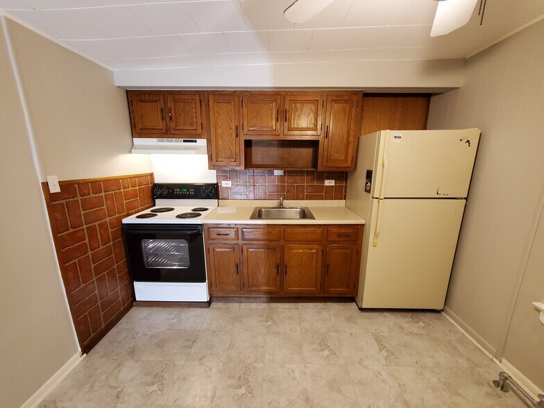 Building Photo - 396 W Clements Bridge Rd