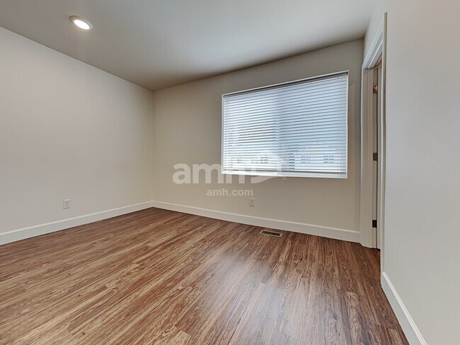 Building Photo - 9228 Tigerlilly St