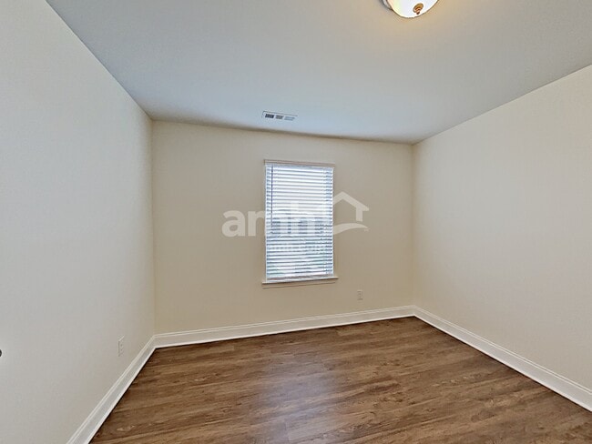 Building Photo - 433 Charity Ln