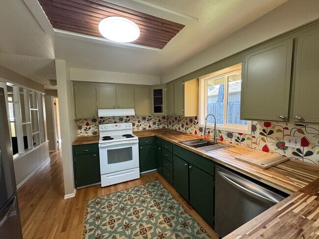 Building Photo - 3 Bed 2 Bath Home