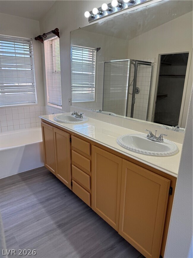 Building Photo - 10116 Desert Wind Dr