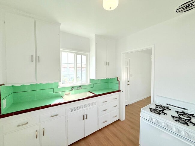 Building Photo - 230-232 Rennie Avenue