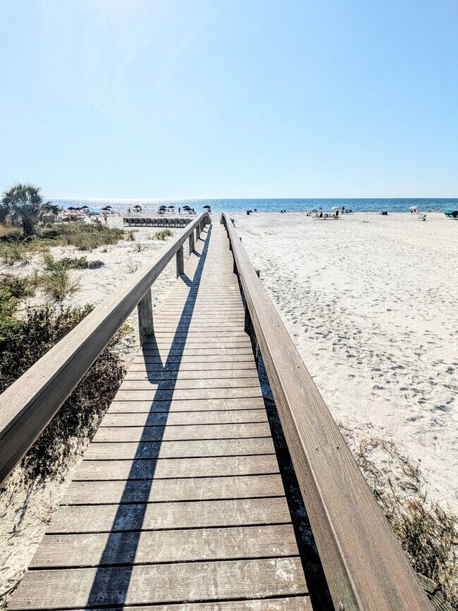 Building Photo - 2 BED 1 BATH CONDO ON SIESTA KEY **ALL UTILITIES/WIFI INCLUDED**