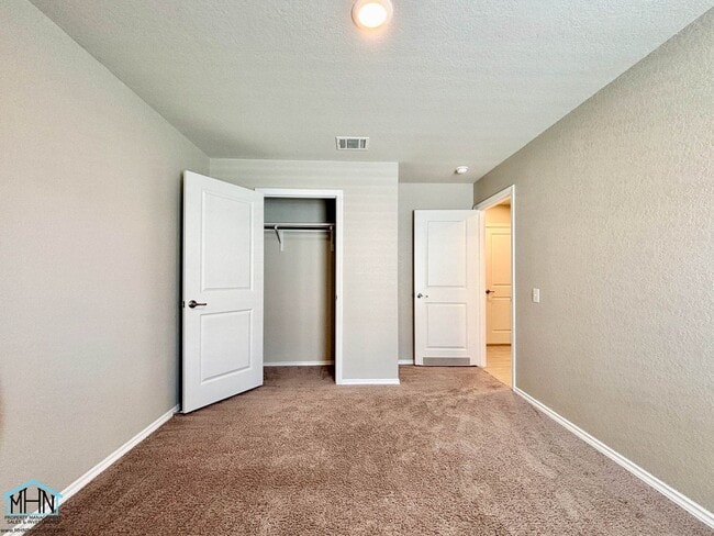 Building Photo - Live in Luxury in this beautiful 3bed/2bat...