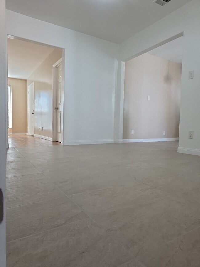Building Photo - 6503 White Oak Ave