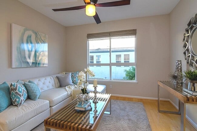 Building Photo - Spacious 3-Story Home, A/C, 3 Master Suite...