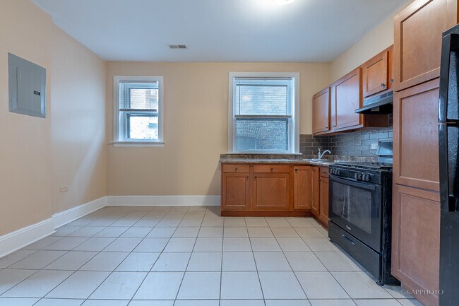 Building Photo - 6819 S Ridgeland Ave
