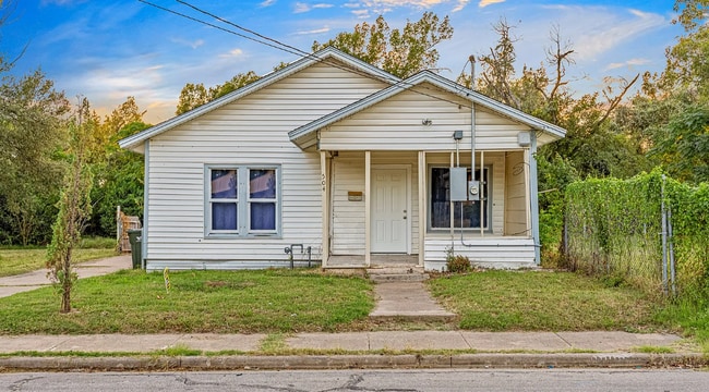 Primary Photo - 504 Lottie St