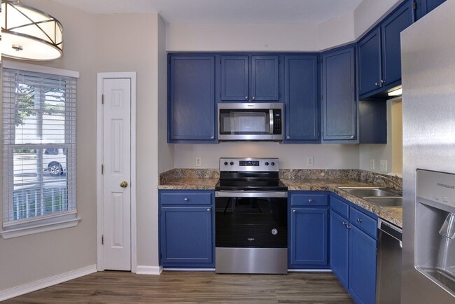 Building Photo - Convenient Coventry Townhome