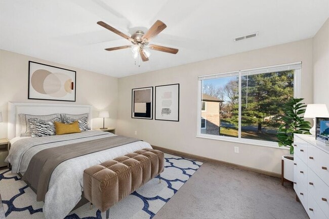 Building Photo - 1070 University Dr