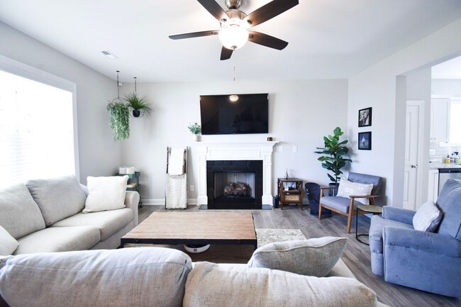 Building Photo - 4 Bedroom 3.5 Bath, No Pets