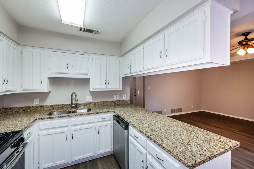 Building Photo - 1404 Copper Ridge St