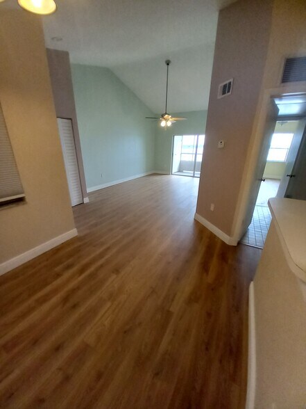Living Room - 2811 N Oakland Forest Dr