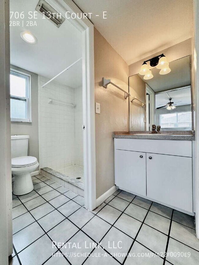 Building Photo - 706 SE 13th Ct