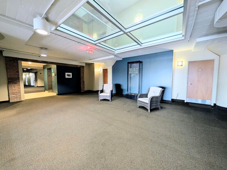Building Photo - 401 W Shoreline Dr