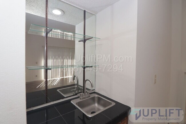 Building Photo - 5170 Clairemont Mesa Blvd